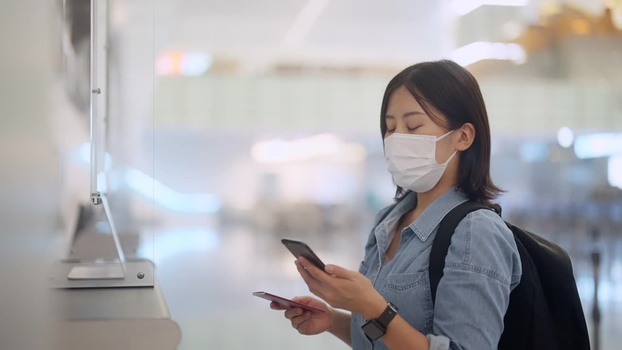 女游客向机场柜台工作人员出示防疫护照视频素材