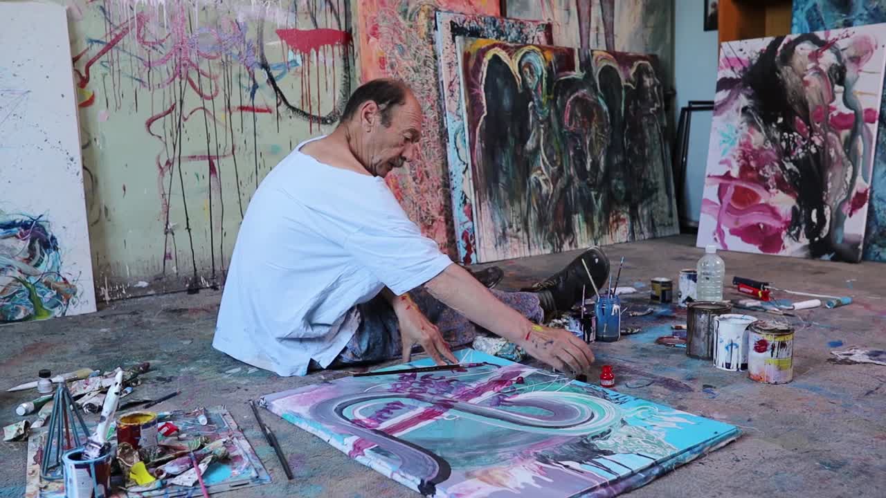 活跃的老年人绘画工作坊视频下载