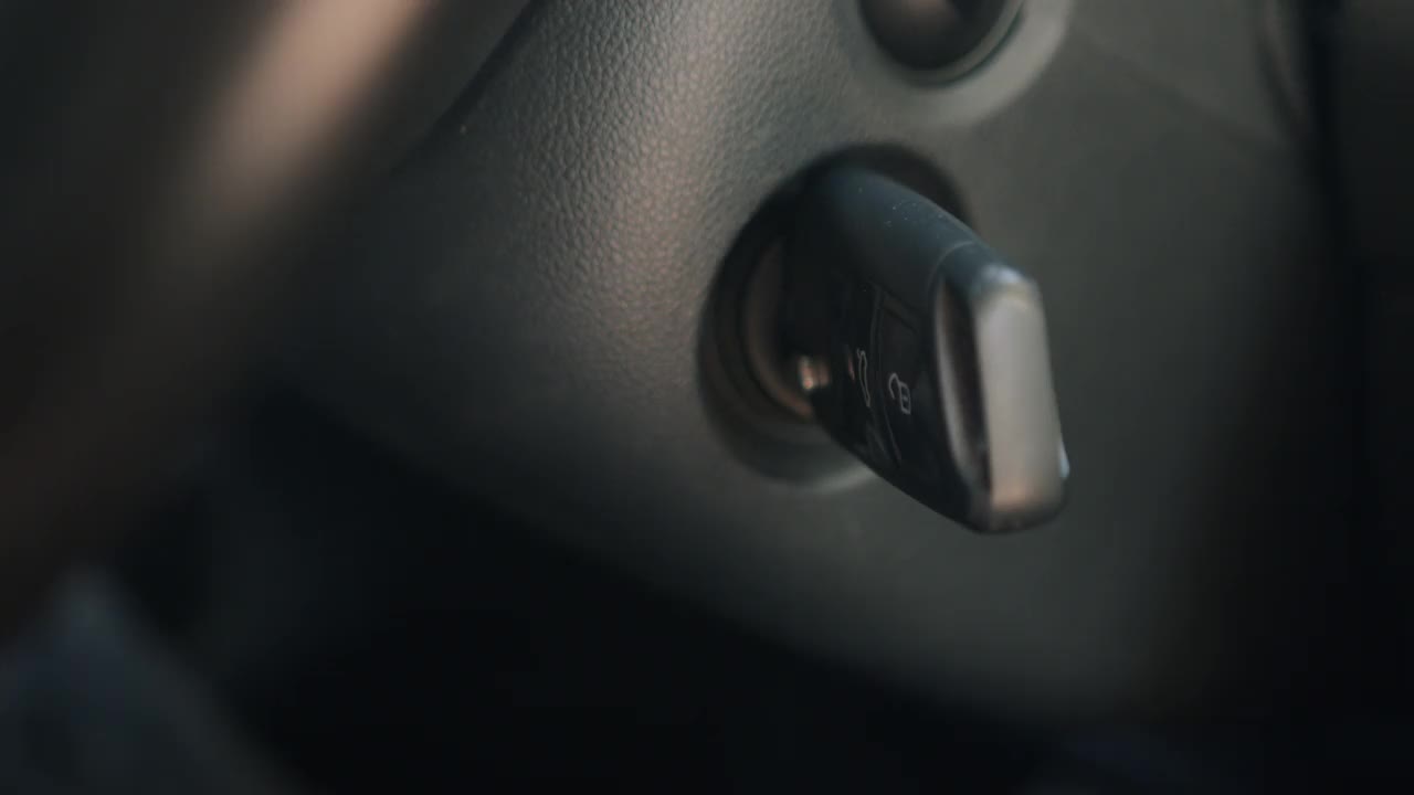 汽车钥匙和司机的手的特写，谁来发动汽车视频下载