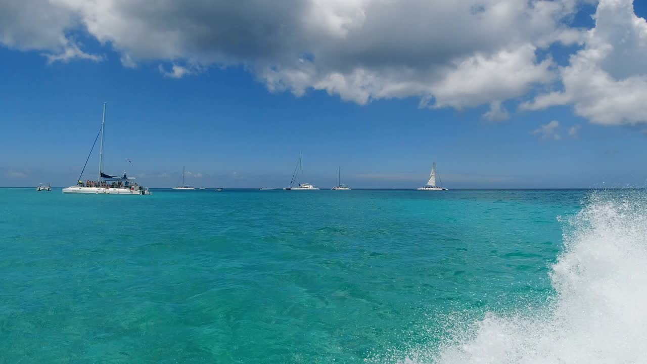 在加勒比海用摩托艇航行视频下载