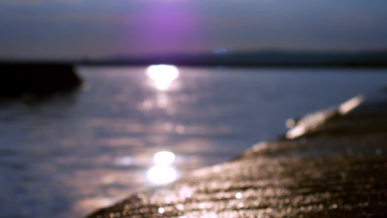 匈牙利夏日日落时的韦伦斯湖，模糊的散景视频下载