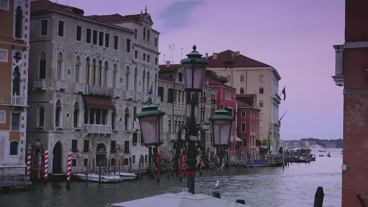 意大利威尼斯大运河，模糊的标志和面孔视频下载