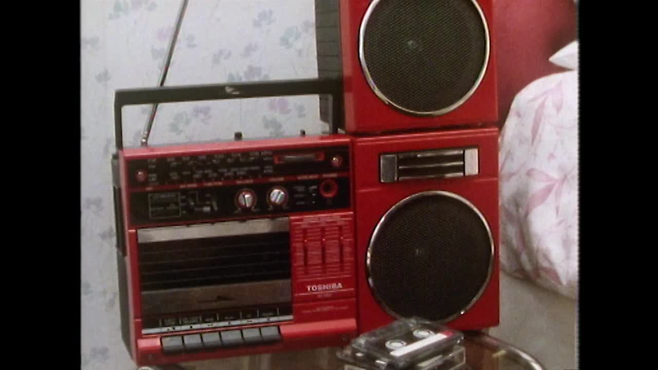 少女的手在卧室打开收音机;1989视频下载