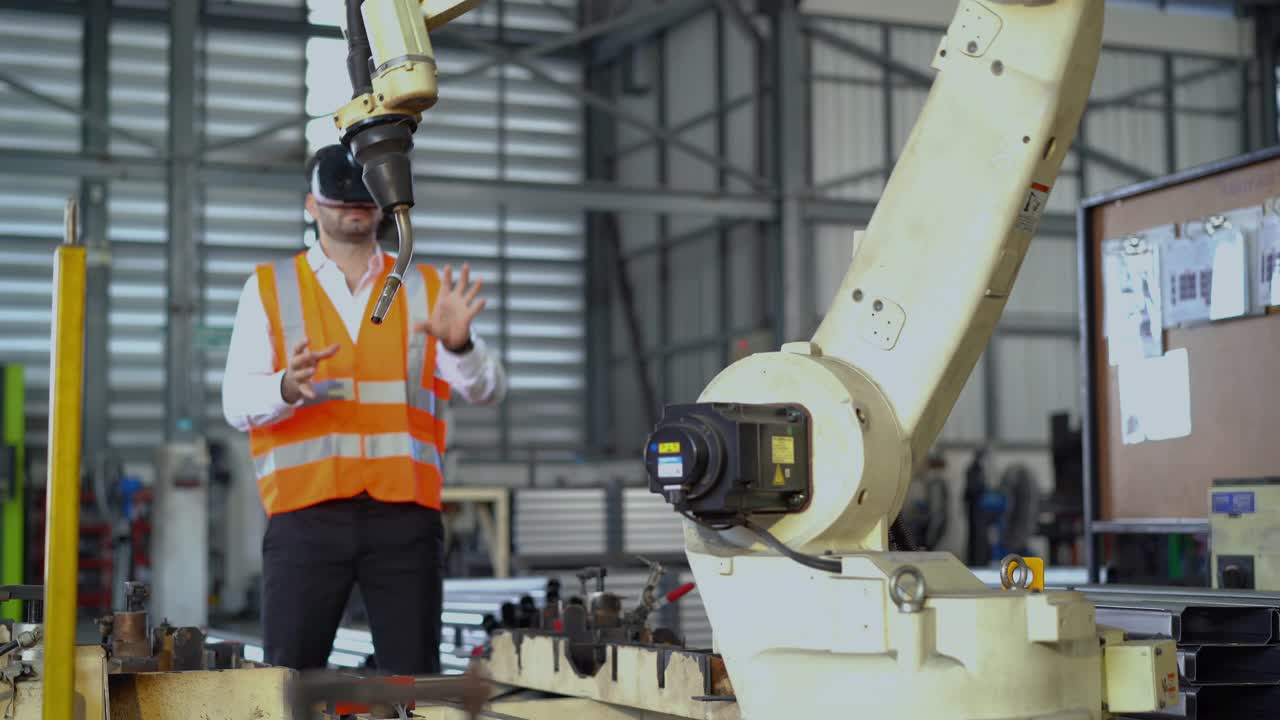 工程师设计师在工厂里穿着虚拟现实控制机器人。视频下载
