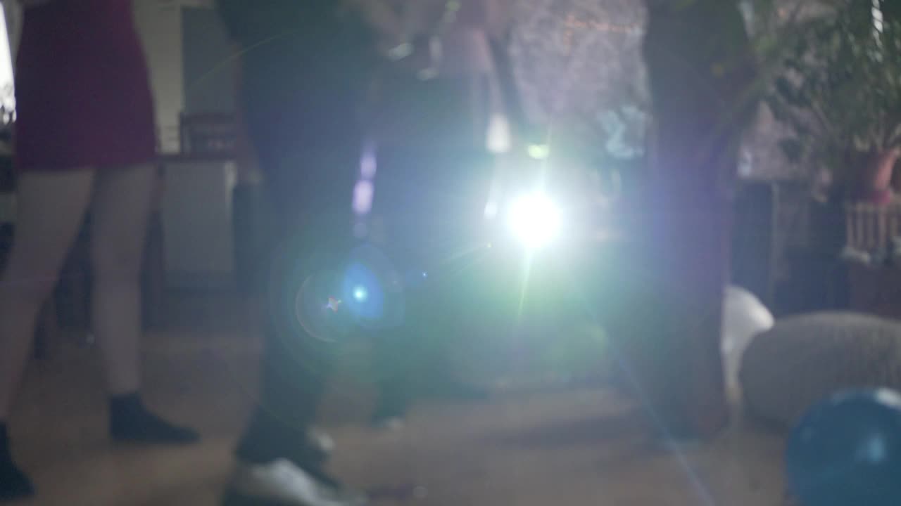 四个人一起跳舞在一个音乐节的投影机部分虚拟事件视频下载
