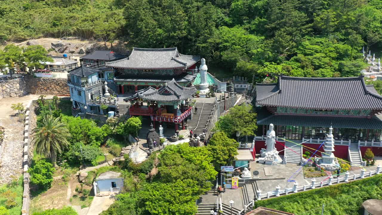 韩国济州岛西归浦市山房古寺的风景视频素材