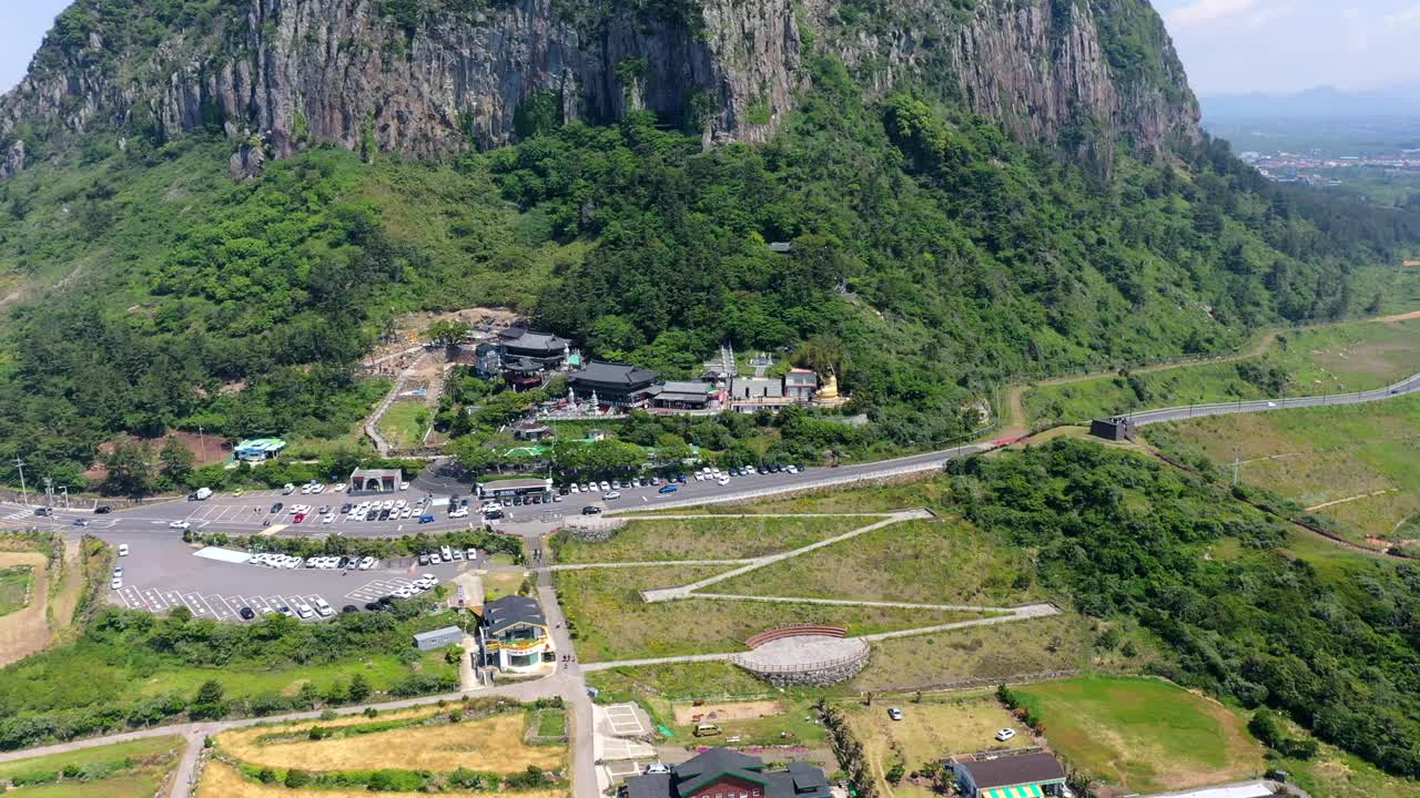 韩国济州岛西归浦市山房山附近的山房古寺视频素材