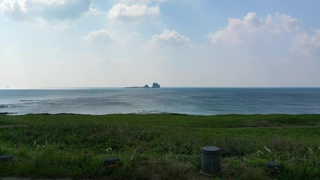 韩国济州岛西归浦市Hyeongje海岸路附近的海景视频素材