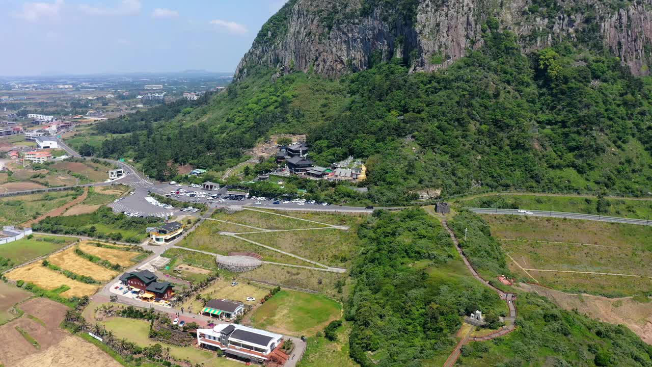 韩国济州岛西归浦市山房古寺的风景视频素材