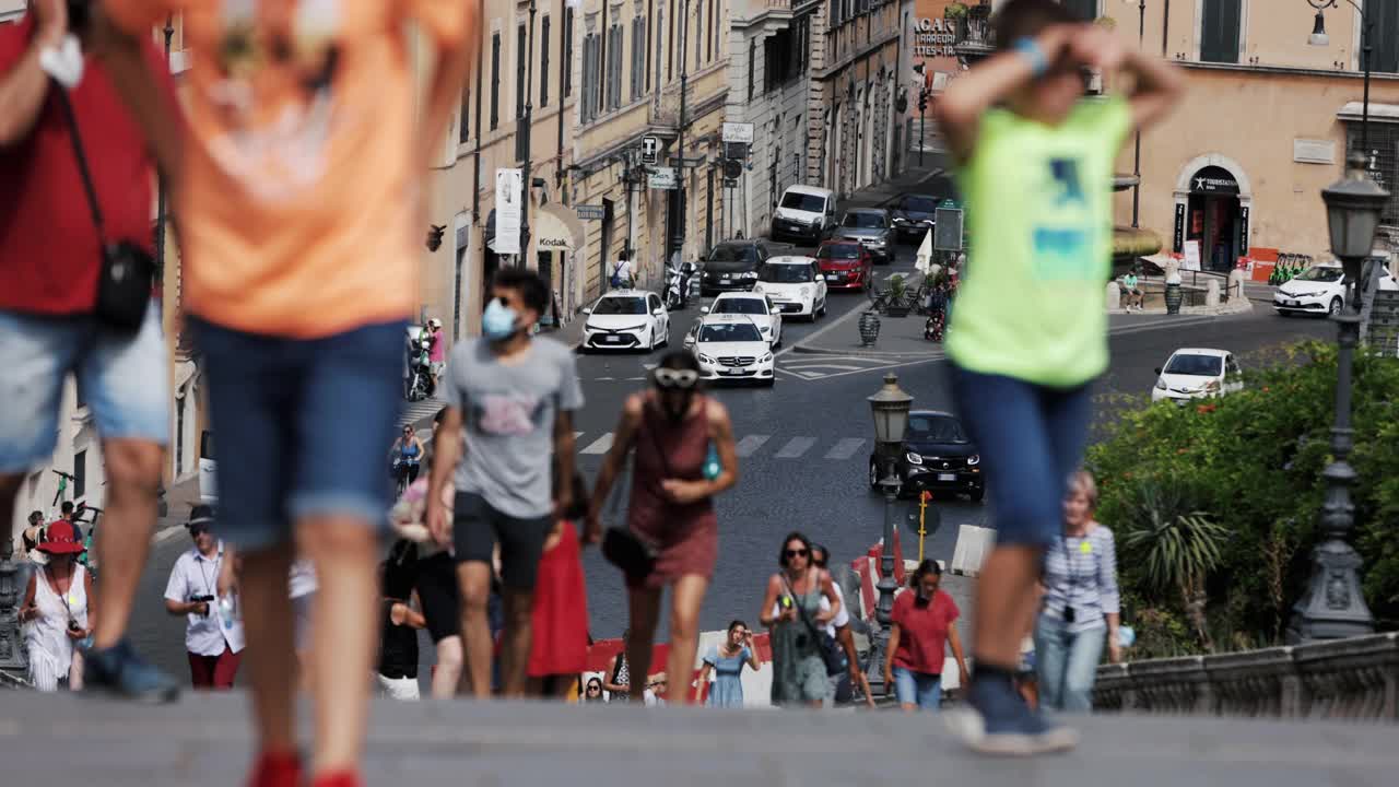 意大利之旅:一名游客在罗马阿拉科埃利台阶的一天视频素材