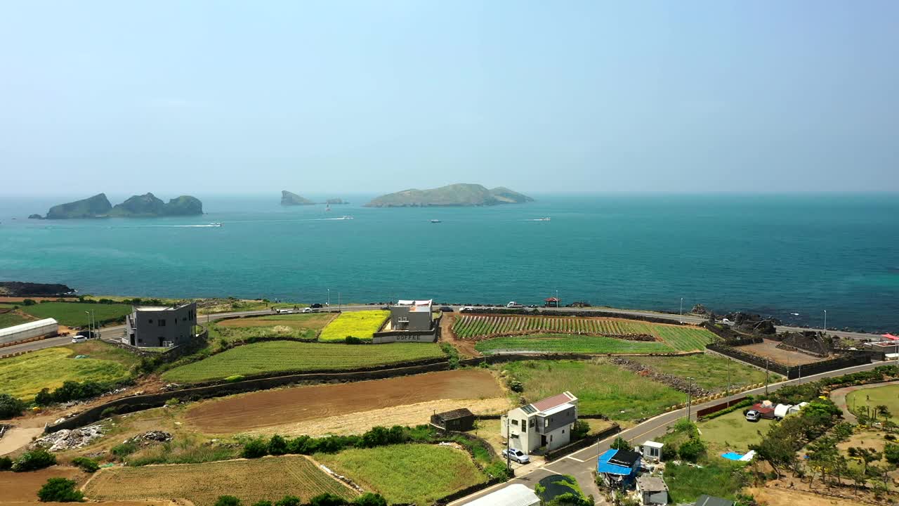 韩国济州岛，龙水郡的村庄和大海的风景视频下载
