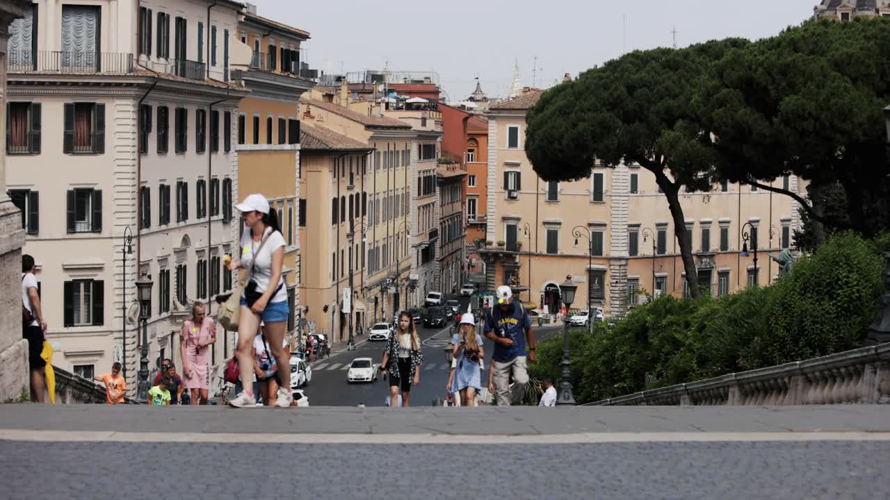 意大利之旅:一名游客在罗马阿拉科埃利台阶的一天视频下载