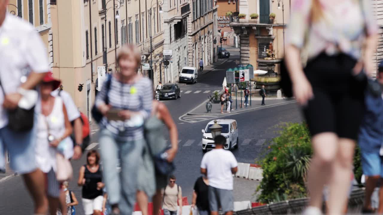 意大利之旅:一名游客在罗马阿拉科埃利台阶的一天视频下载