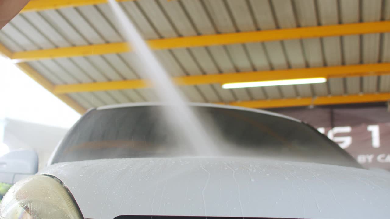 亚洲员工洗车为客户服务。视频素材