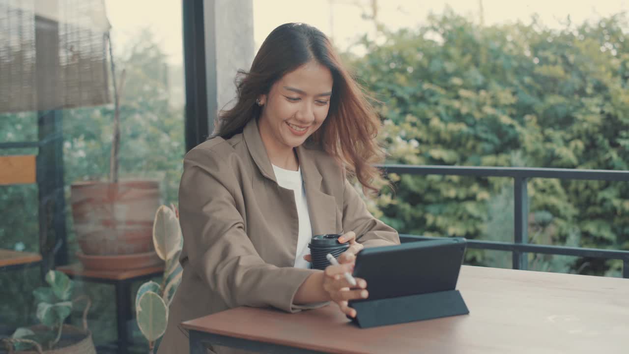 在咖啡馆工作的亚洲女人视频素材