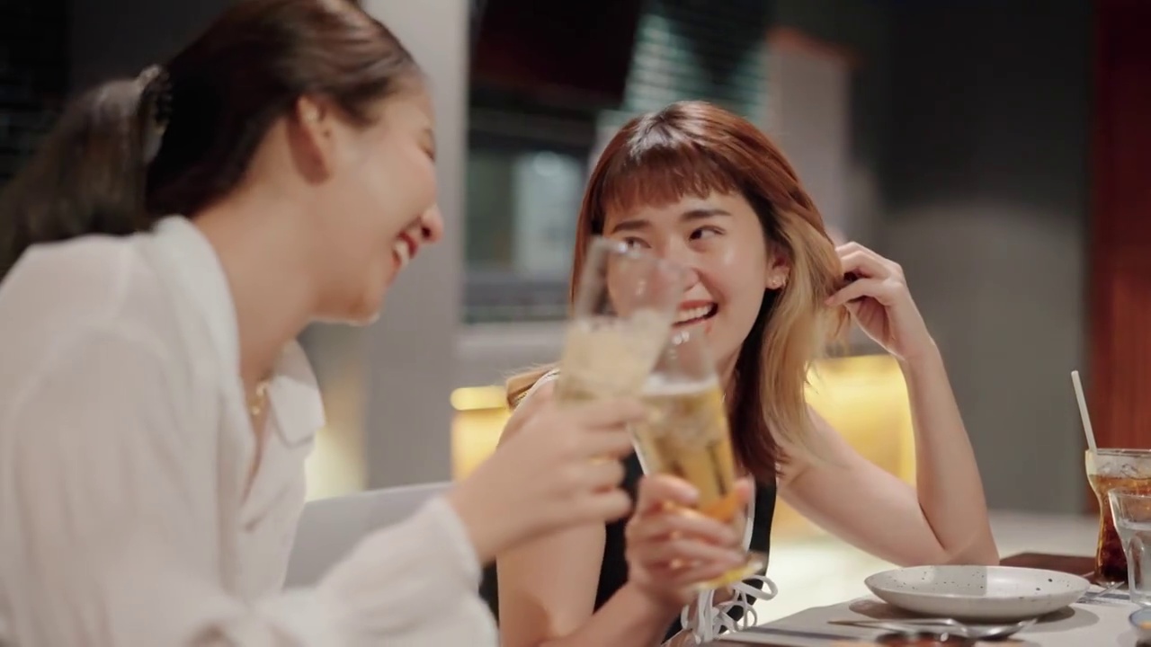快乐的女人在派对上喝着酒精饮料和她最好的朋友。视频下载