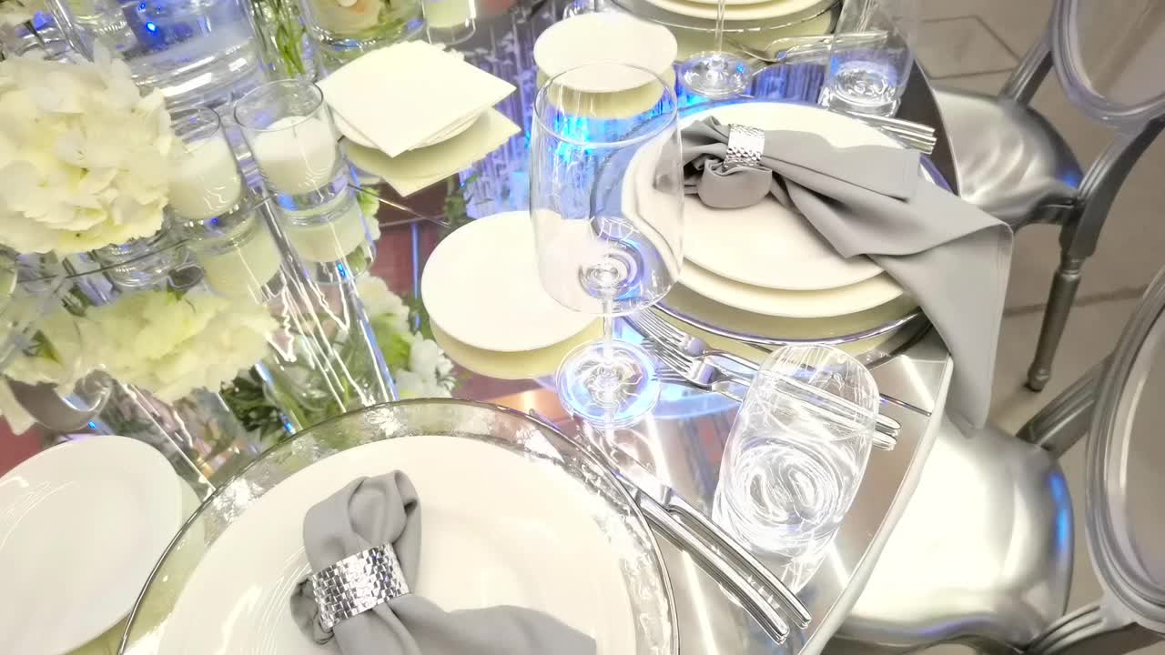 华美典雅的餐桌摆设。视频下载