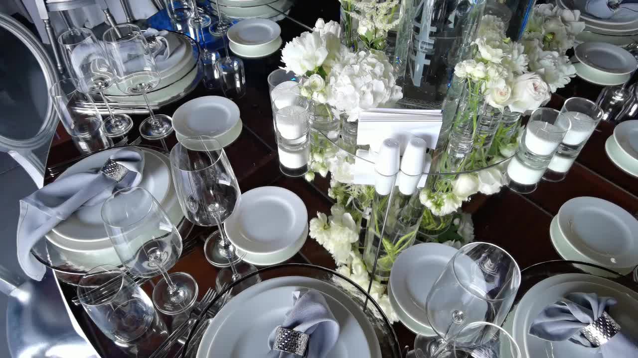 华美典雅的餐桌摆设。视频下载