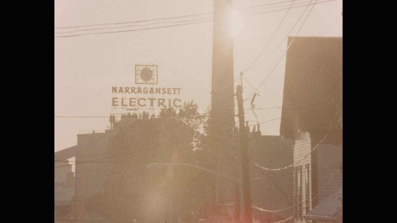 1984年的今天，美国罗德岛州普罗维登斯市居民区街道上汽车行驶的镜头被缩小视频素材