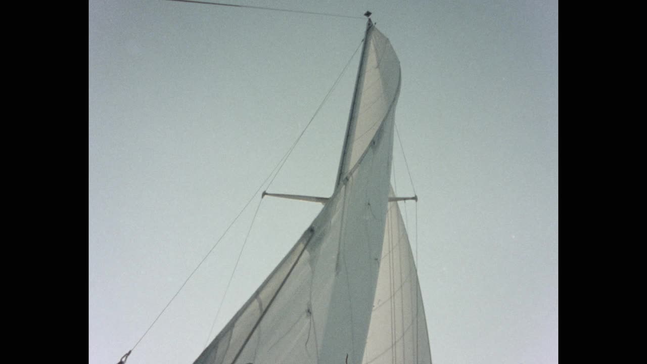 1984年的今天，美国罗德岛纳拉甘西特湾，一名男子驾驶帆船视频素材