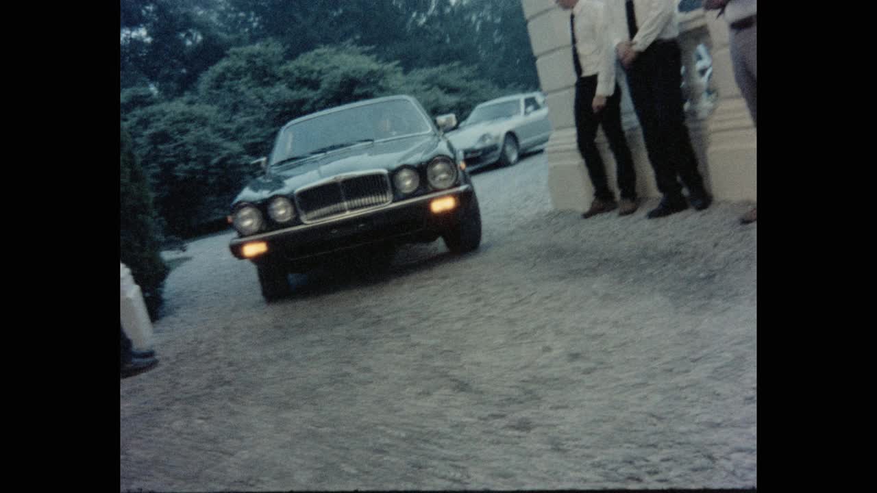1984年的今天，美国罗得岛州，汽车停在大厦入口处，仆从在旁边等候视频素材