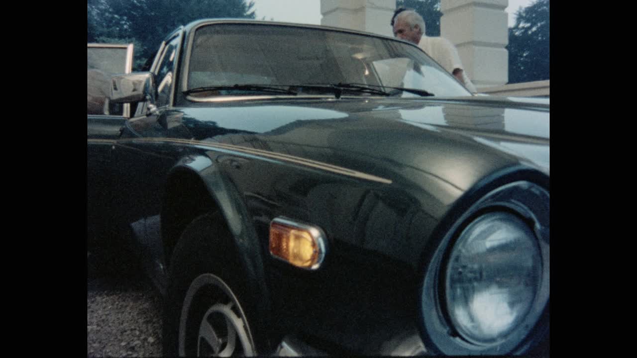 1984年的今天，美国罗德岛，男仆打开一对老年夫妇的车门视频素材