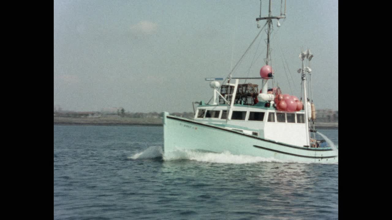 1984年的今天，在美国罗德岛纳拉甘西特湾航行的船的视角视频下载