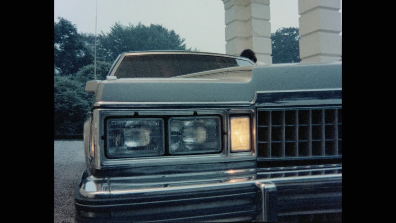1984年的今天，美国罗德岛的一处豪宅门口，男仆正在为身着燕尾服的男士打开车门视频素材