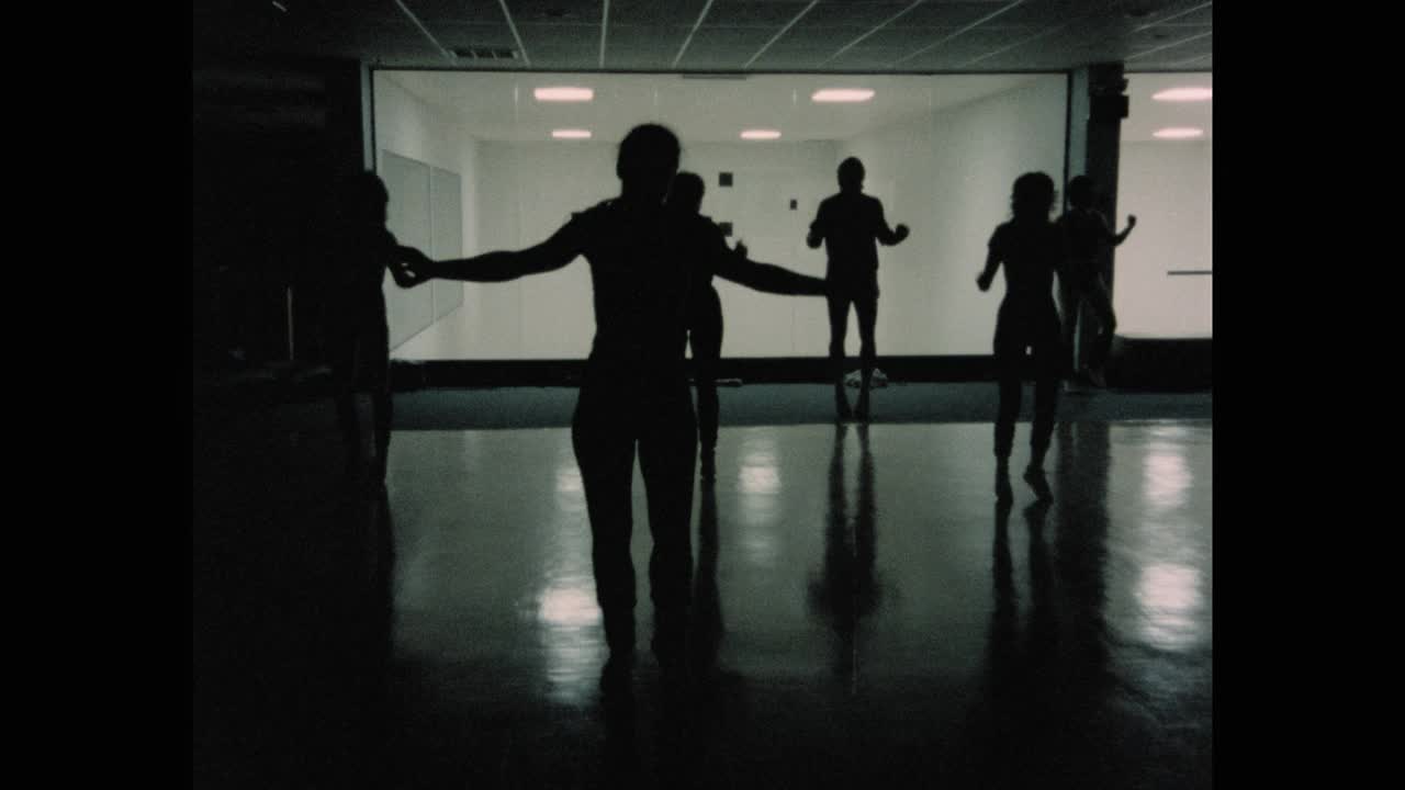 1984年的今天，美国罗得岛州健美操课上女子的剪影视频下载