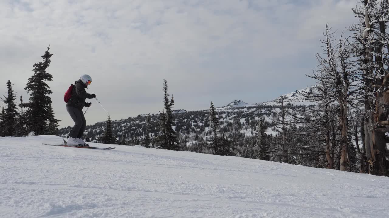 运动滑雪者滑雪在雪上滑雪斜坡在山区度假村在冬季在运动视频下载
