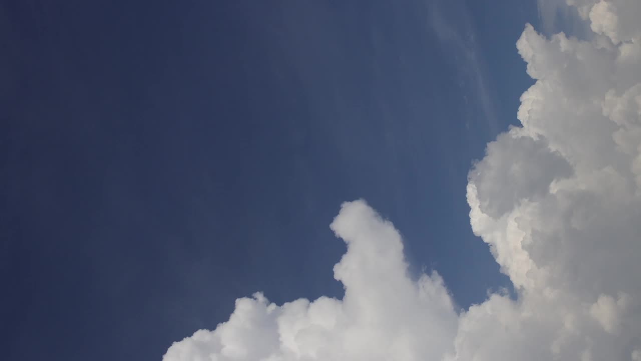 正午时的积云与晴朗的蓝天背景。类型的云库存素材。云和天气的延时库存镜头。视频素材