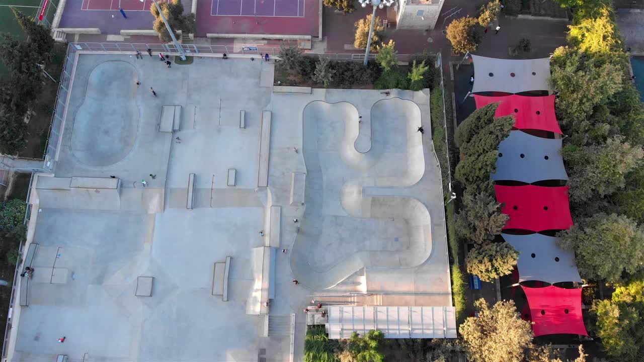 以色列耶路撒冷滑板公园上空的航拍镜头视频下载