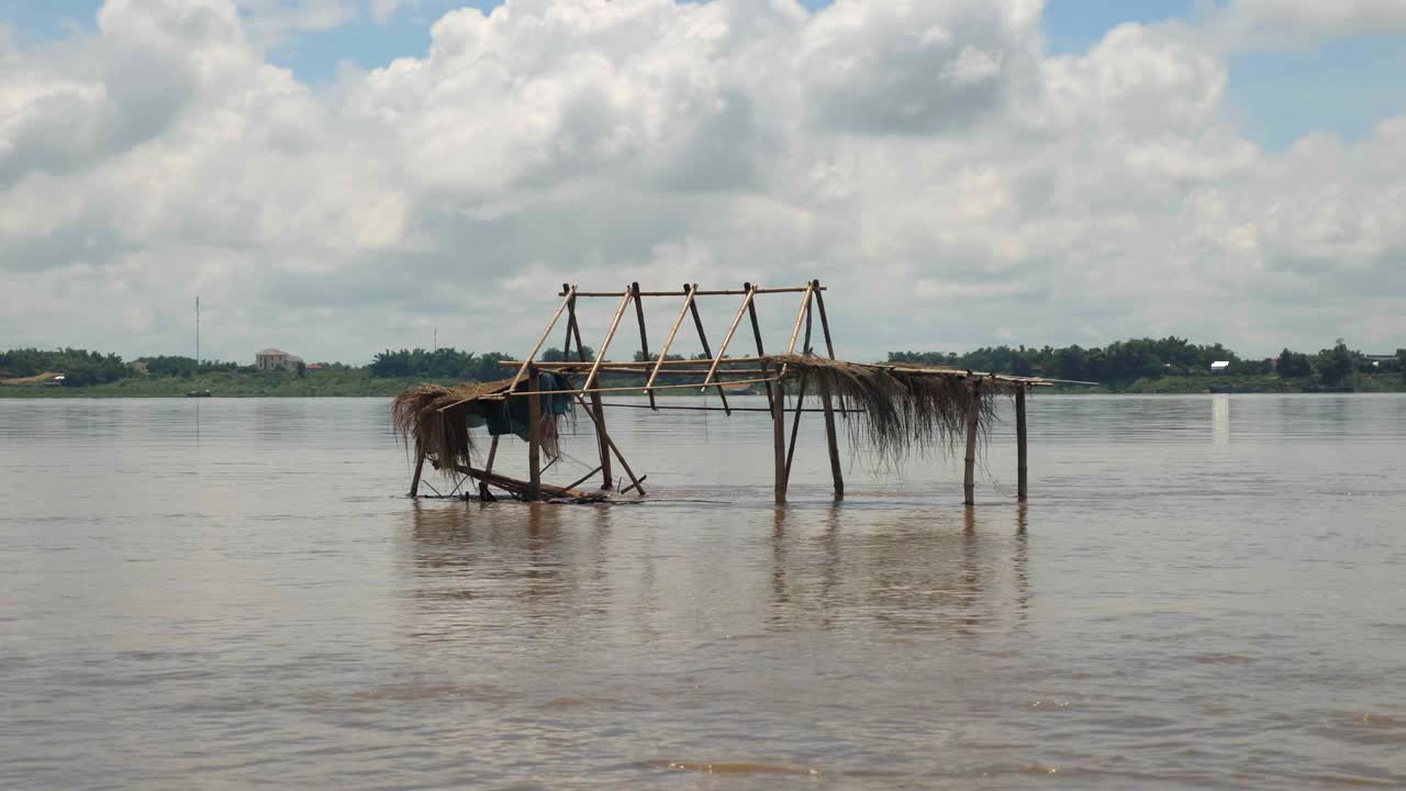 被洪水包围的小竹屋视频素材