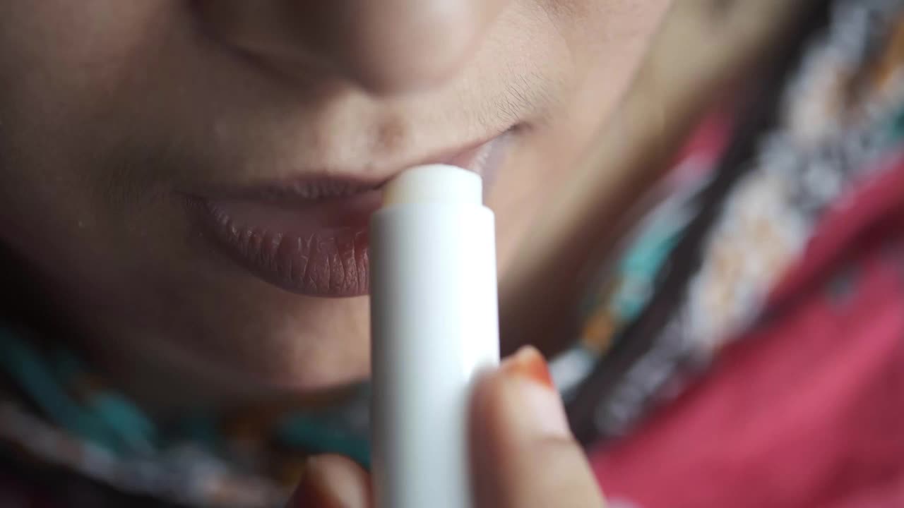在嘴唇上涂润唇膏的女人视频下载