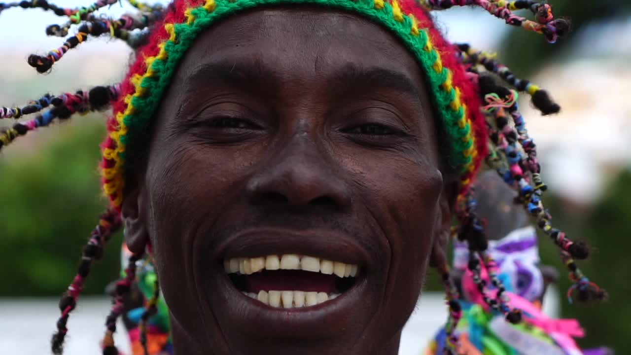 一个快乐的非洲人的肖像视频下载