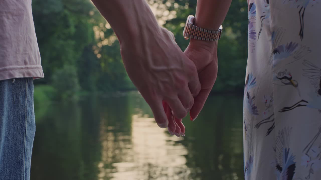 一个男孩和一个女孩牵着对方的手视频下载