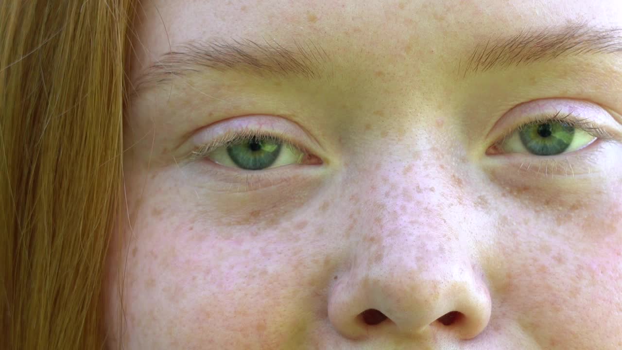 一个年轻女人的蓝灰色眼睛视频下载