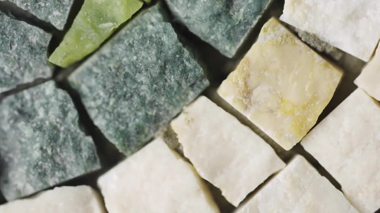 详细的微距拍摄的瓷砖天然花岗岩石材马赛克。彩色马赛克小石瓦在一个艺术工作室。关闭了。慢动作准备59.94fps视频下载