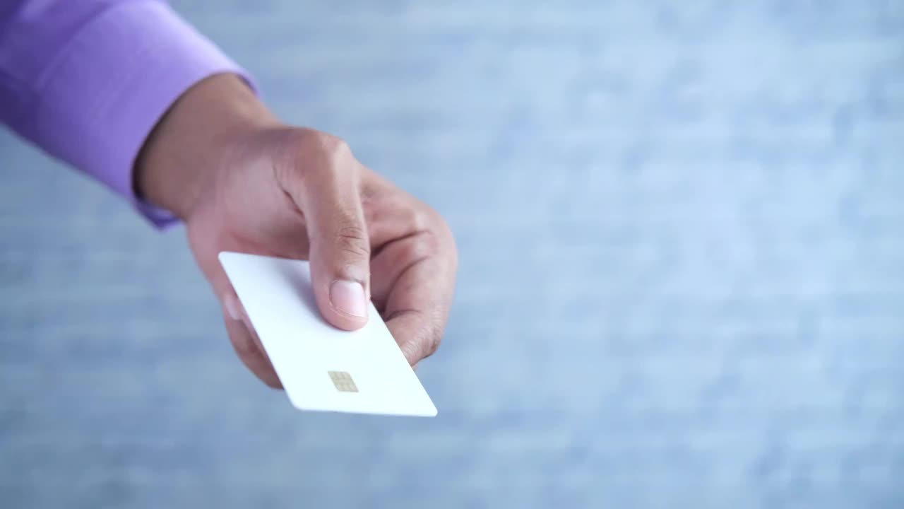 手握信用卡的人的特写视频下载