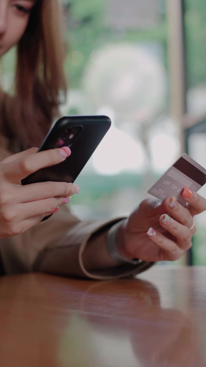 使用智能手机和信用卡进行网上购物视频素材