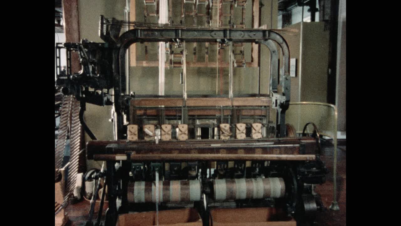 1984年的今天，美国罗德岛纺织厂的仿古织机织布的中景视频下载