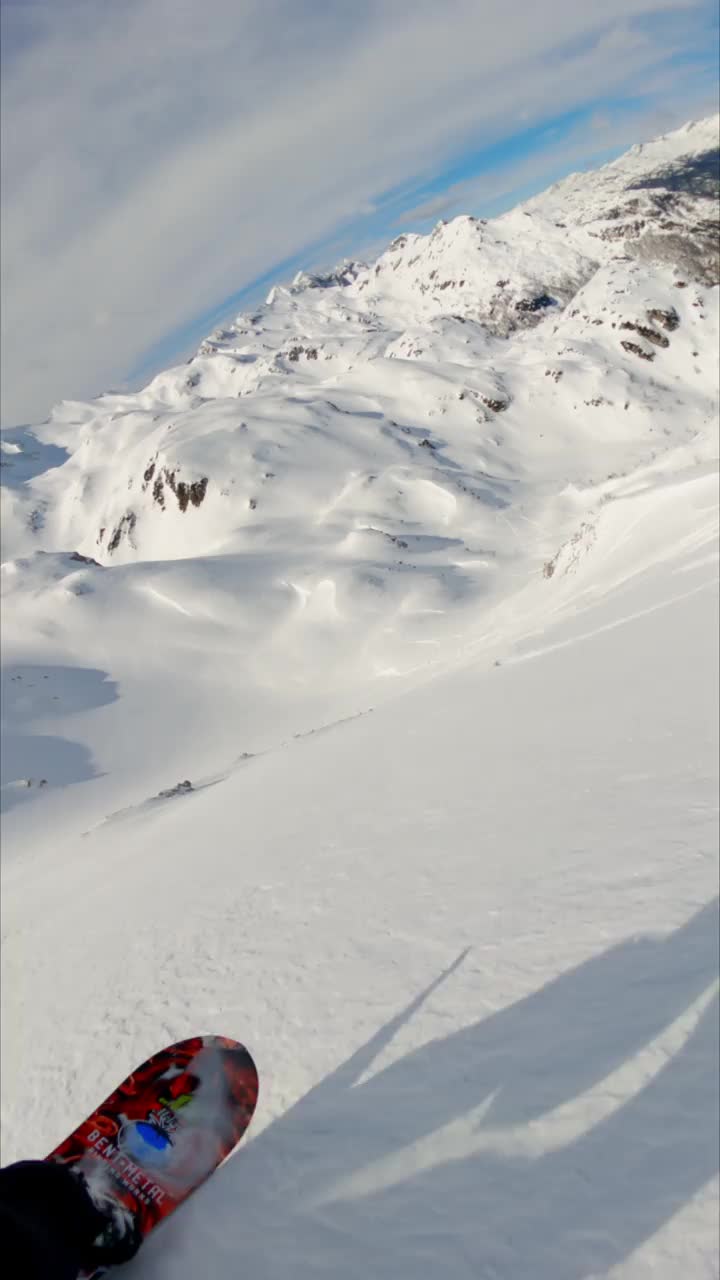 垂直视频POV拍摄的自由式滑雪运动员下降积雪覆盖的斜坡视频素材