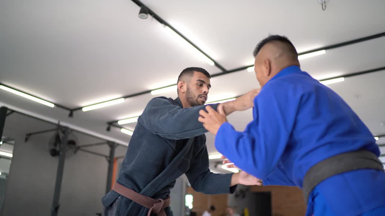 两个男子柔道练习者在体育馆打架视频素材