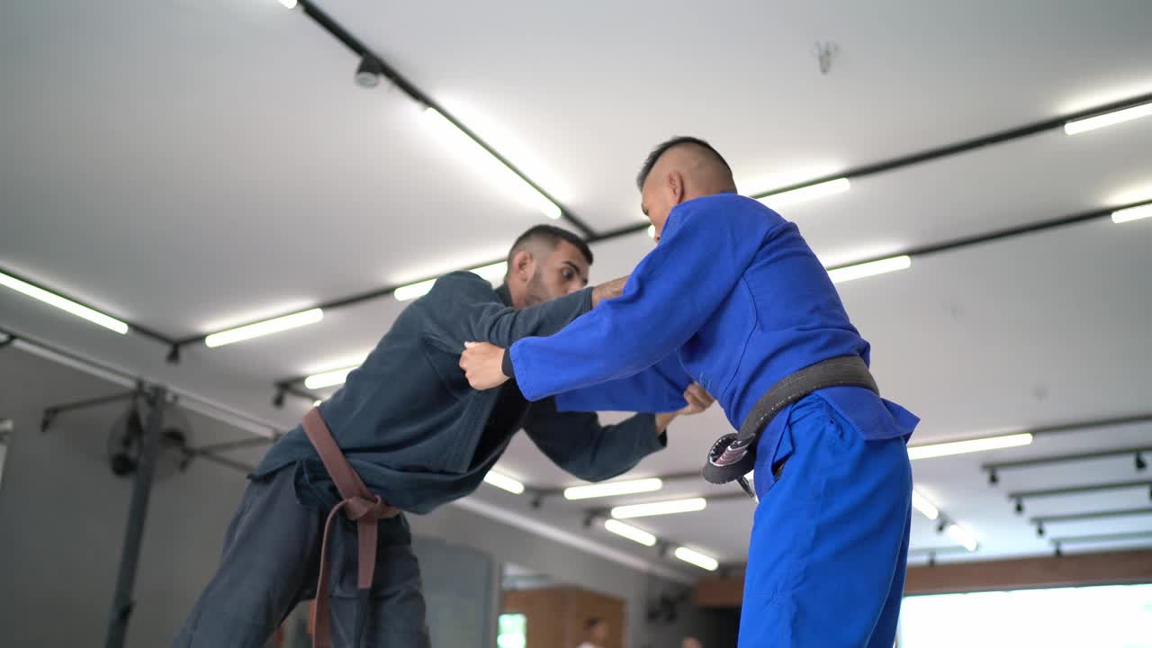 两个男子柔道练习者在体育馆打架视频下载