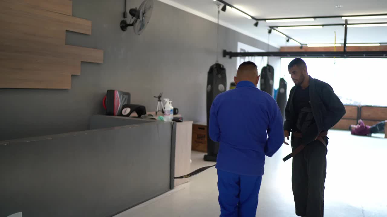 两个男子柔道谈话和准备战斗在一个体育馆视频素材