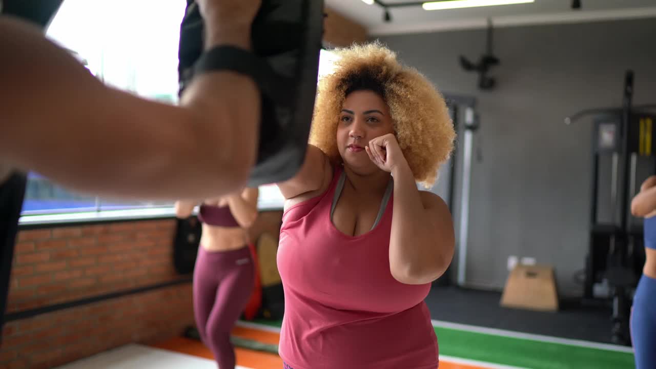 女人在拳击健身教练视频下载