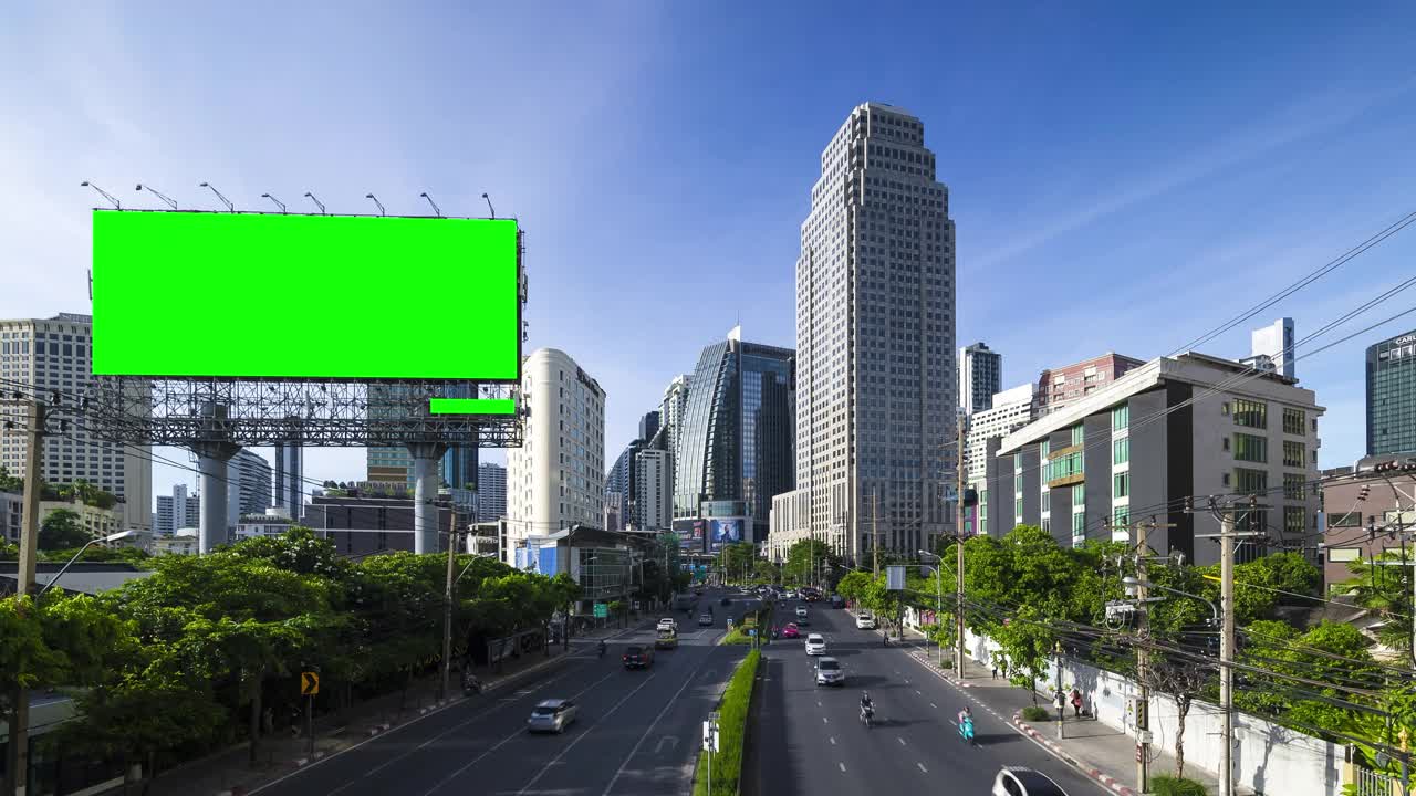 曼谷商业区的建筑和汽车轨迹的延时交通。指示牌上的横幅放在绿色的屏幕上。视频下载