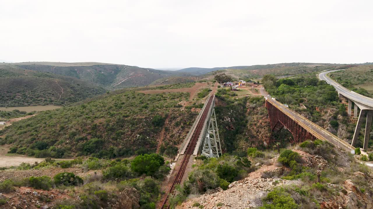 从空中俯瞰横跨大山谷的铁路桥视频下载