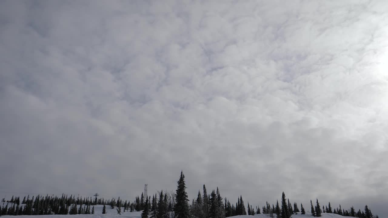 滑雪者站在山腰享受自由和放松的夕阳背景视频素材