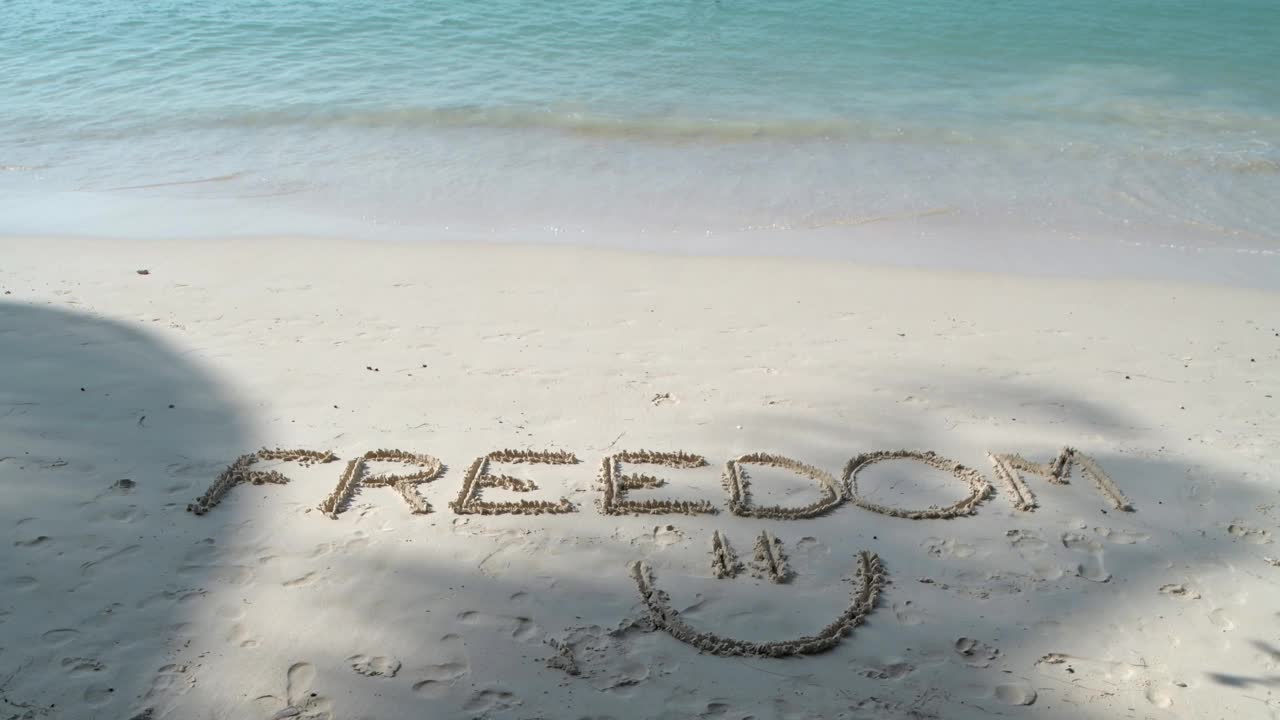 海边的题词“自由”。视频素材